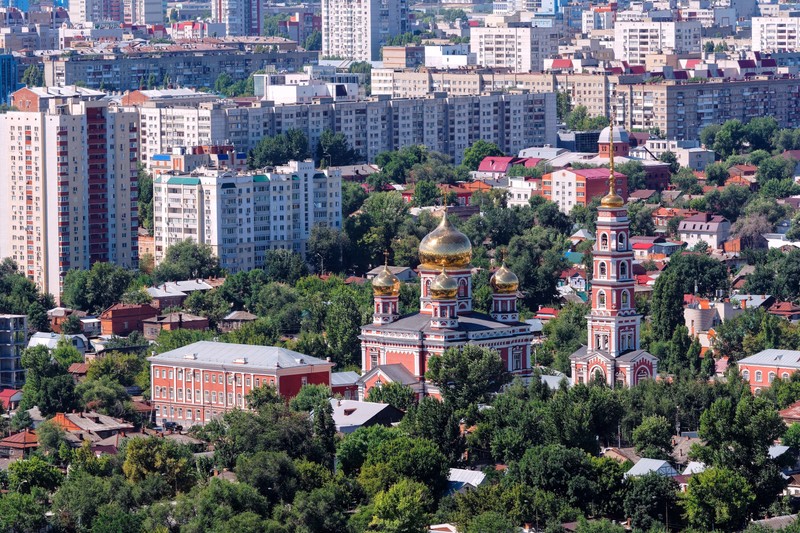 Здания в городе с церковью и колокольней (купол, город, городская территория, городской пейзаж, жилой район)