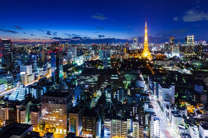 Вид токио ночью с эйфелевой башней вдали (токийская башня, tokyo tower, город, городской пейзаж, городская территория)