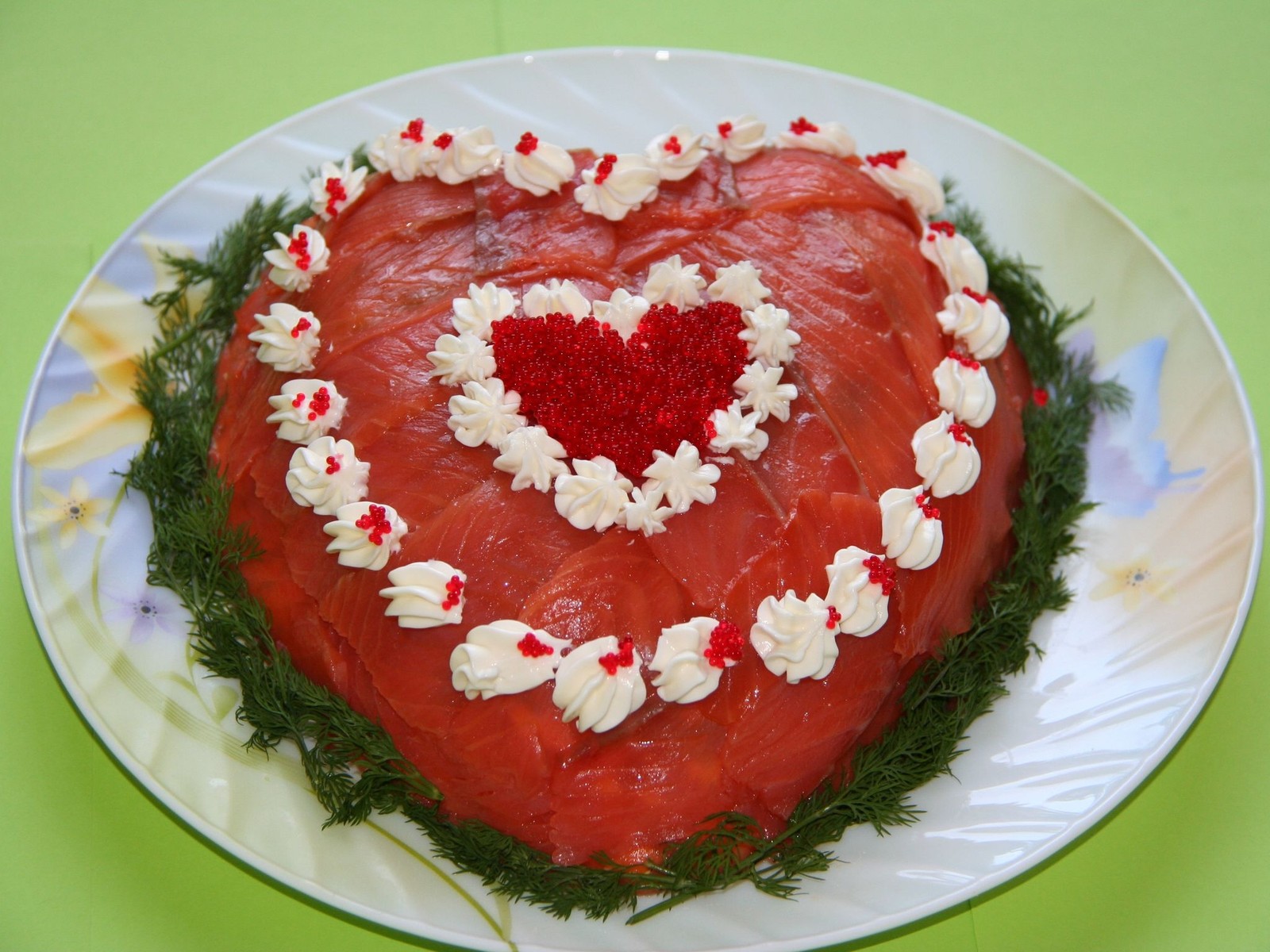 Il y a un gâteau en forme de cœur avec un velours rouge et un glaçage blanc sur une assiette (cœur, gâteaux, recette, décoration de gâteaux)