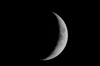 Lune croissante illuminant le ciel nocturne