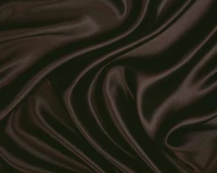 Tissu satiné marron foncé luxueux avec des vagues lisses et des motifs riches