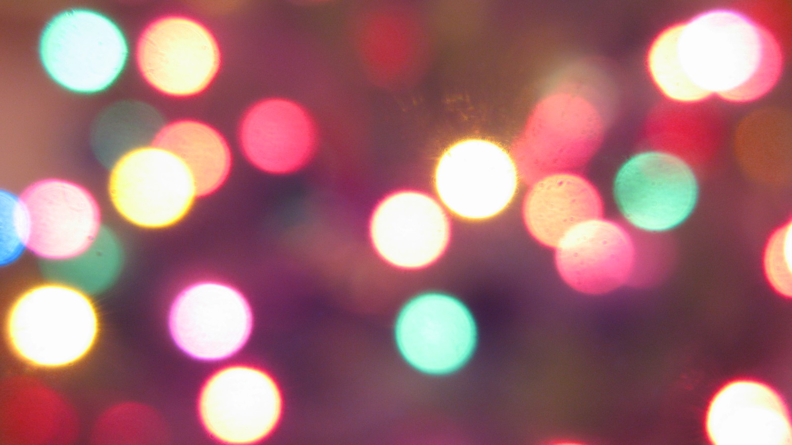 Luzes coloridas brilhantes brilhando em um fundo escuro (luz, dia de natal, luzes de natal, bokeh, iluminação)