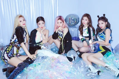 Itzy: Cautivadora grupo de chicas K-Pop en un entorno elegante y etéreo