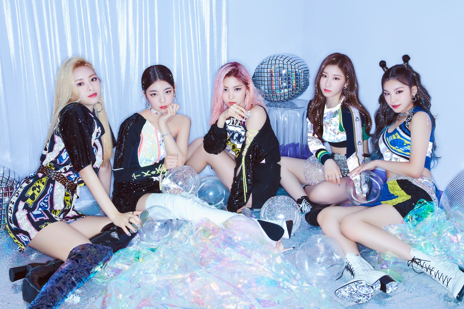 Участницы girls' generation позируют для фотографии в комнате (итзи, itzy, девичья группа, k поп исполнители, еджи идзи)