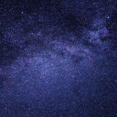 Une vue fascinante du cosmos présentant une riche tapisserie de teintes bleues et violettes, mettant en valeur d'innombrables étoiles et la beauté éthérée de la galaxie de la Voie lactée contre le ciel nocturne.