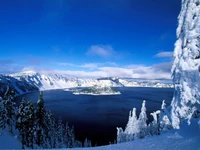 Majestuoso paisaje invernal de un lago glacial cubierto de nieve, rodeado de montañas y pinos.