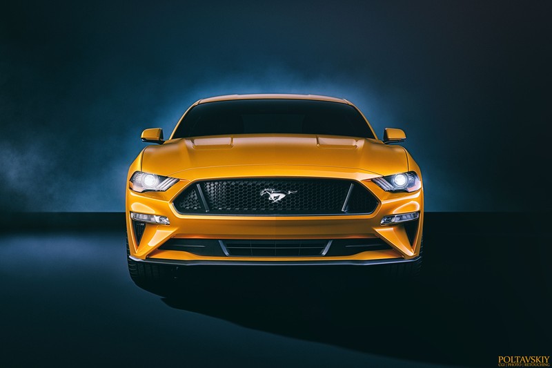 Крупный план желтого мустанга в темной комнате (босс 302 мустанг, boss 302 mustang, желтый, фара, машина)