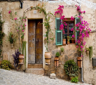 Encantadora casa antigua adornada con vibrantes flores de bugambilia