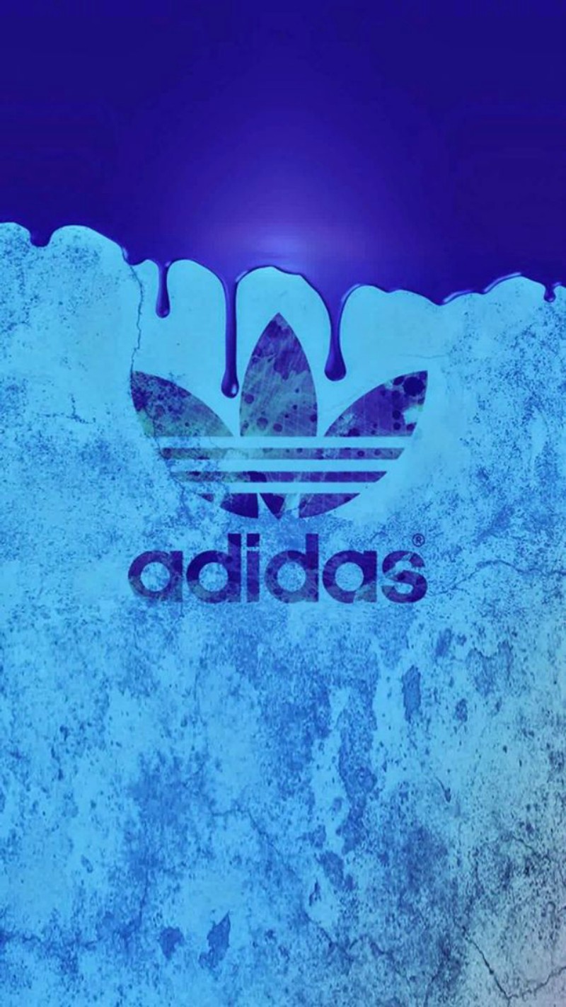 Логотип adidas на синем фоне с голубым небом (бренд, логотип)