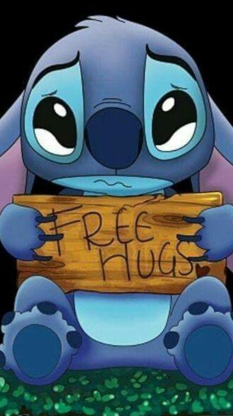 Близкий план мультяшного персонажа, держащего знак (free hugs, лило, lilo, грустный, стежок)