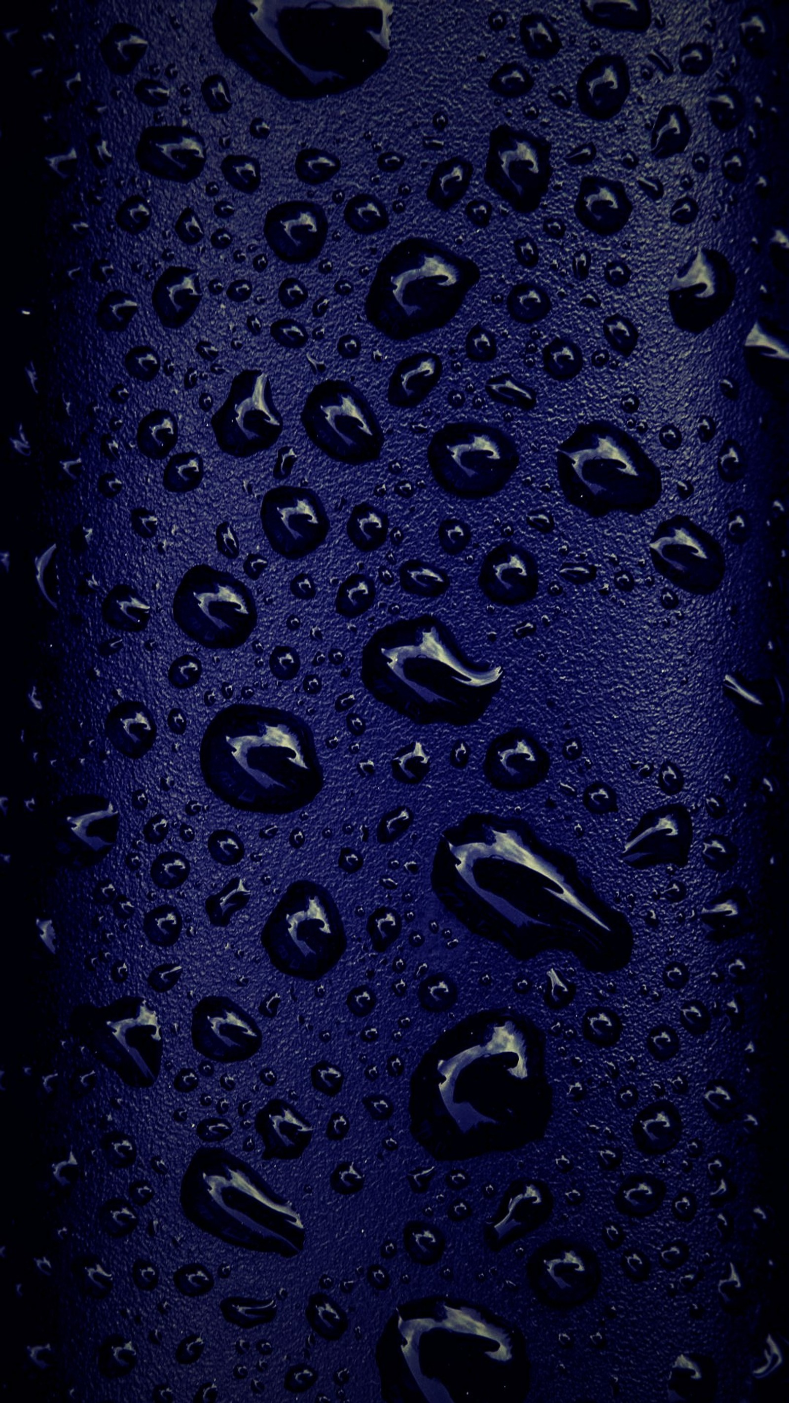 Um close-up de um fundo azul com gotas de água (chuva, água)