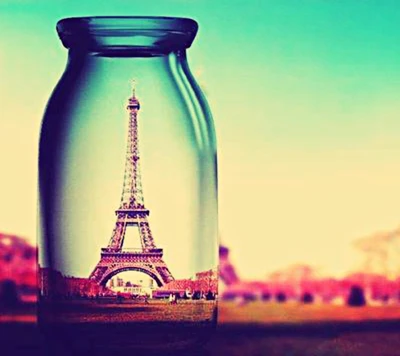 Vista de la Torre Eiffel encerrada en una botella