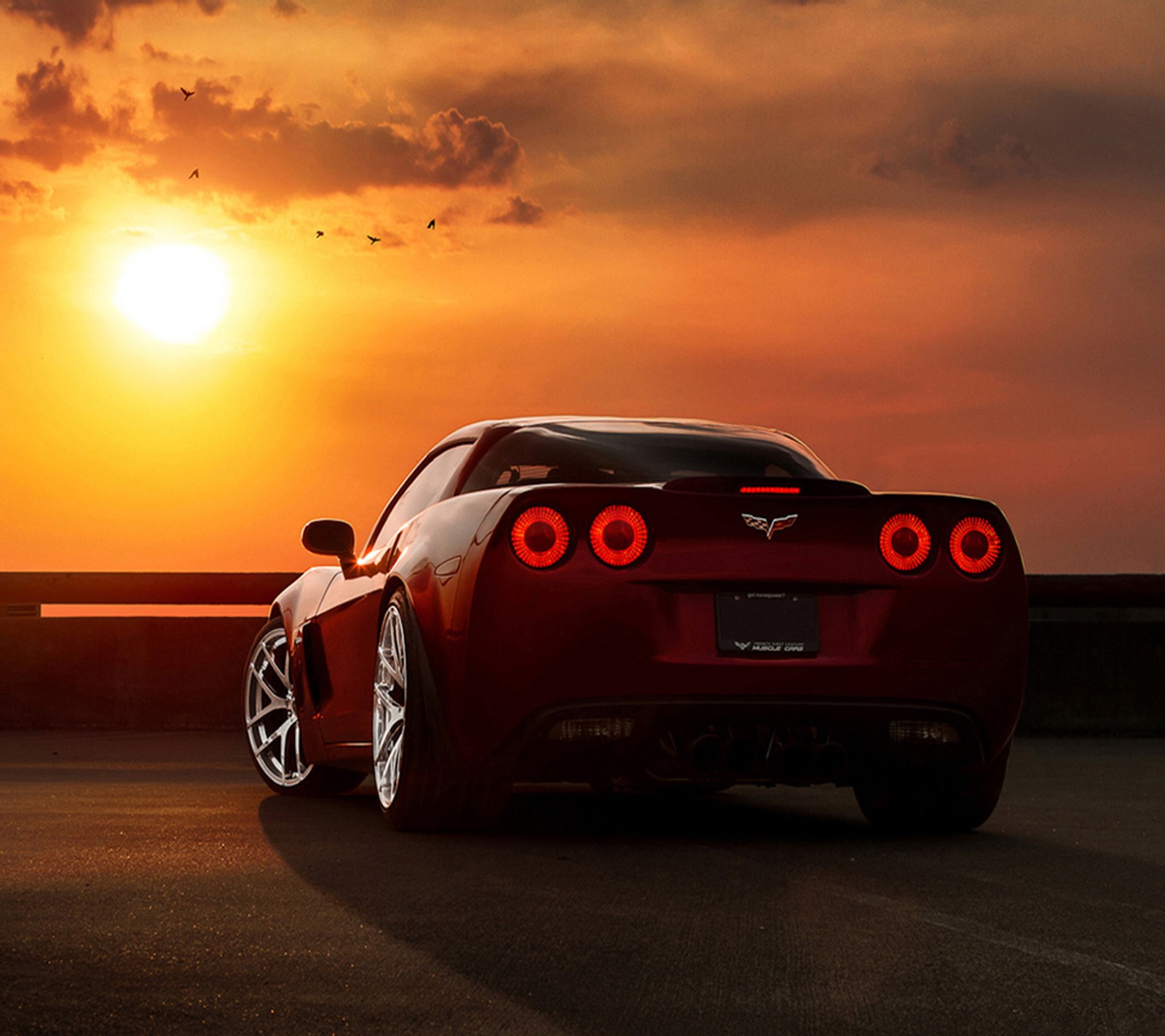 Image floue d'une voiture de sport rouge garée sur une route au coucher du soleil (derrière, voiture, corvette, sympa, rouge)