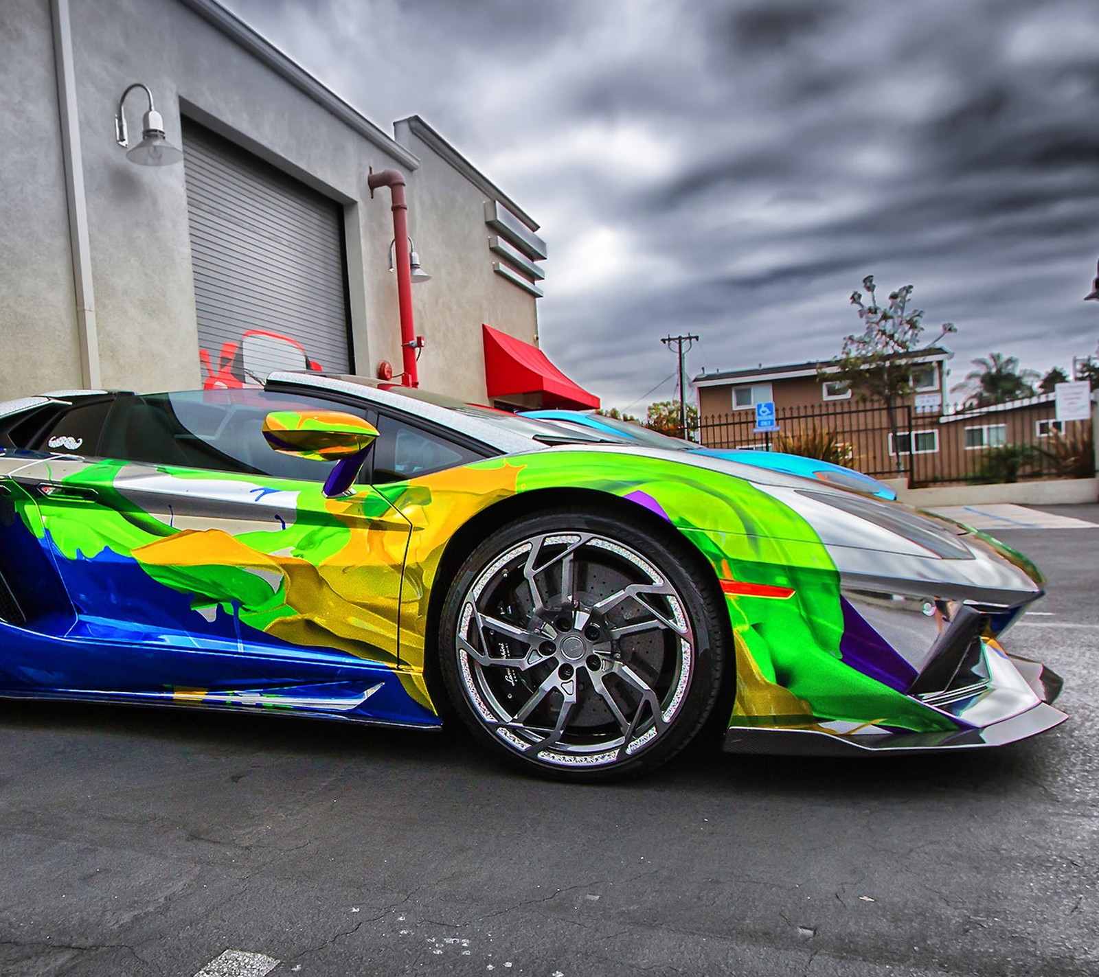 Gros plan d'une voiture colorée garée devant un bâtiment (voiture, couleur, lamborghini)