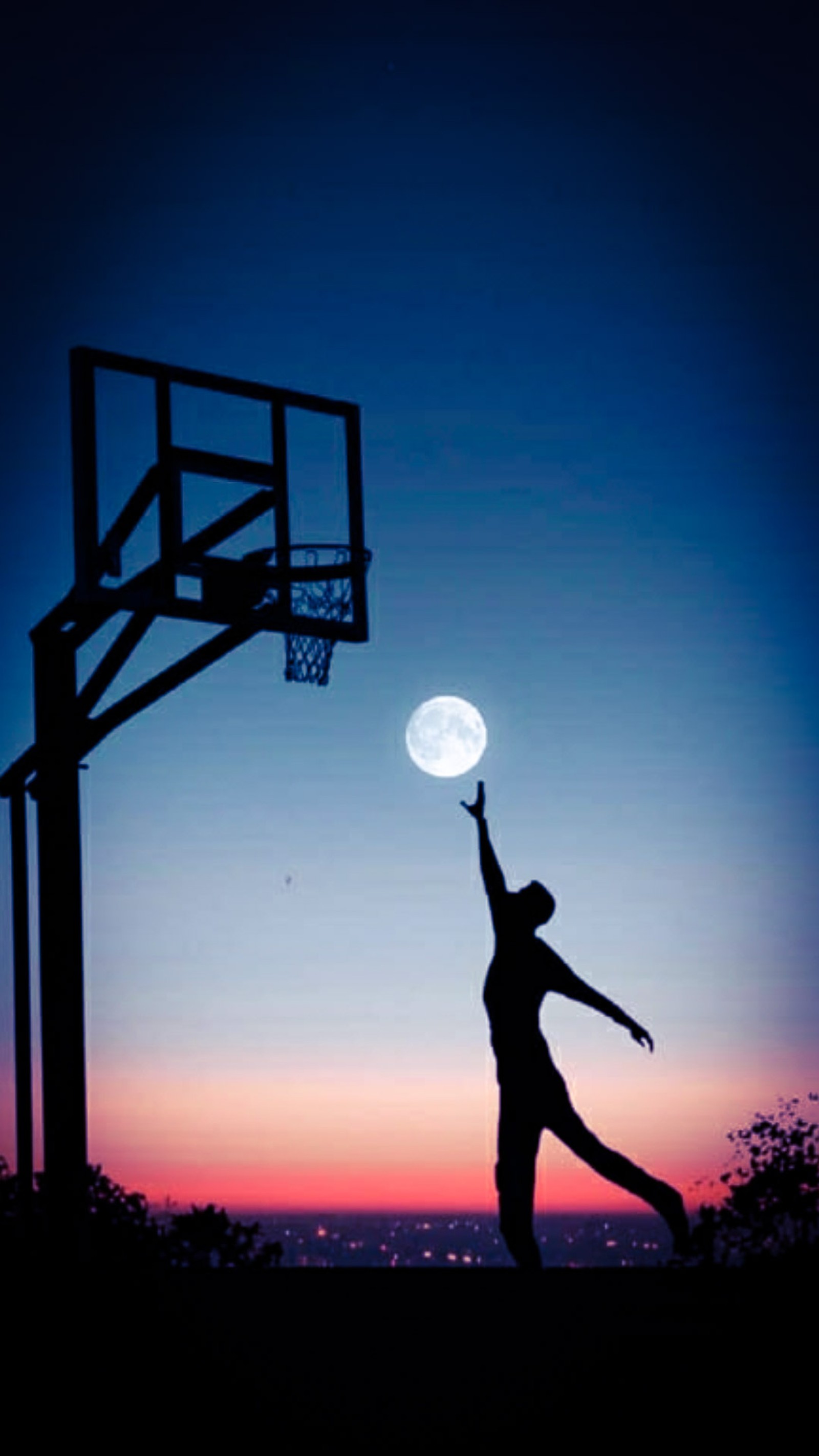 Silhueta de um homem alcançando para pegar um frisbee no ar (basquetebol, bonito, lua, noite, céu)