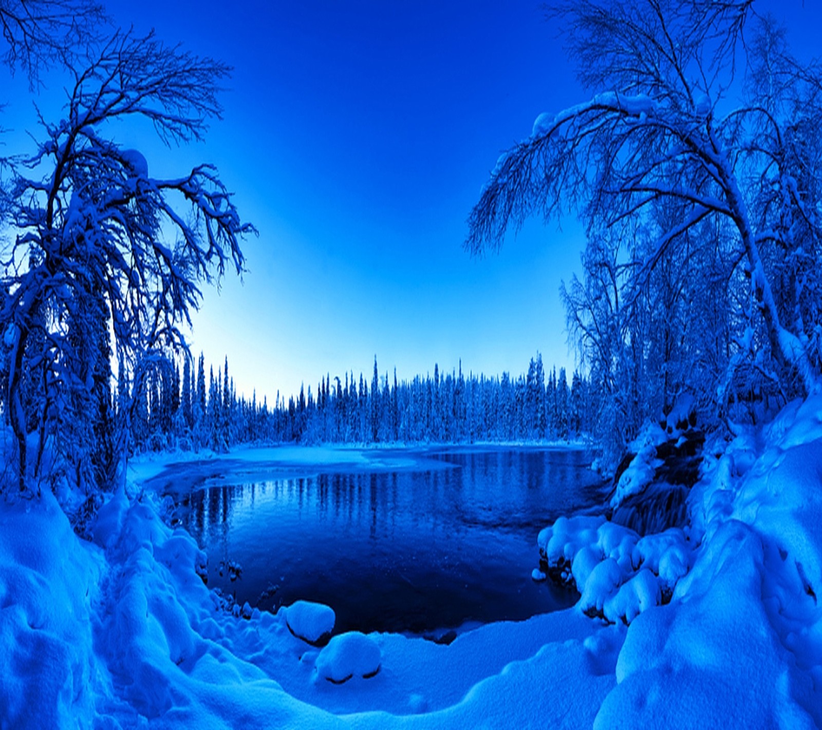 Uma vista de um lago em uma floresta nevada ao entardecer (paisagem, inverno)