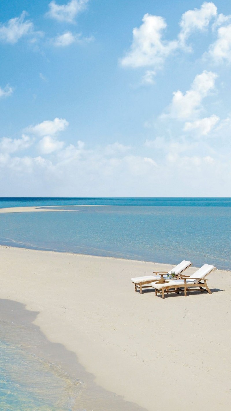 На пляже рядом с водой стоят два шезлонга (пляж, мальдивы, maldives beach)