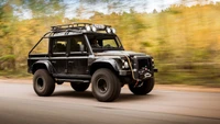 Geländewagen Land Rover in Bewegung durch eine malerische Landschaft