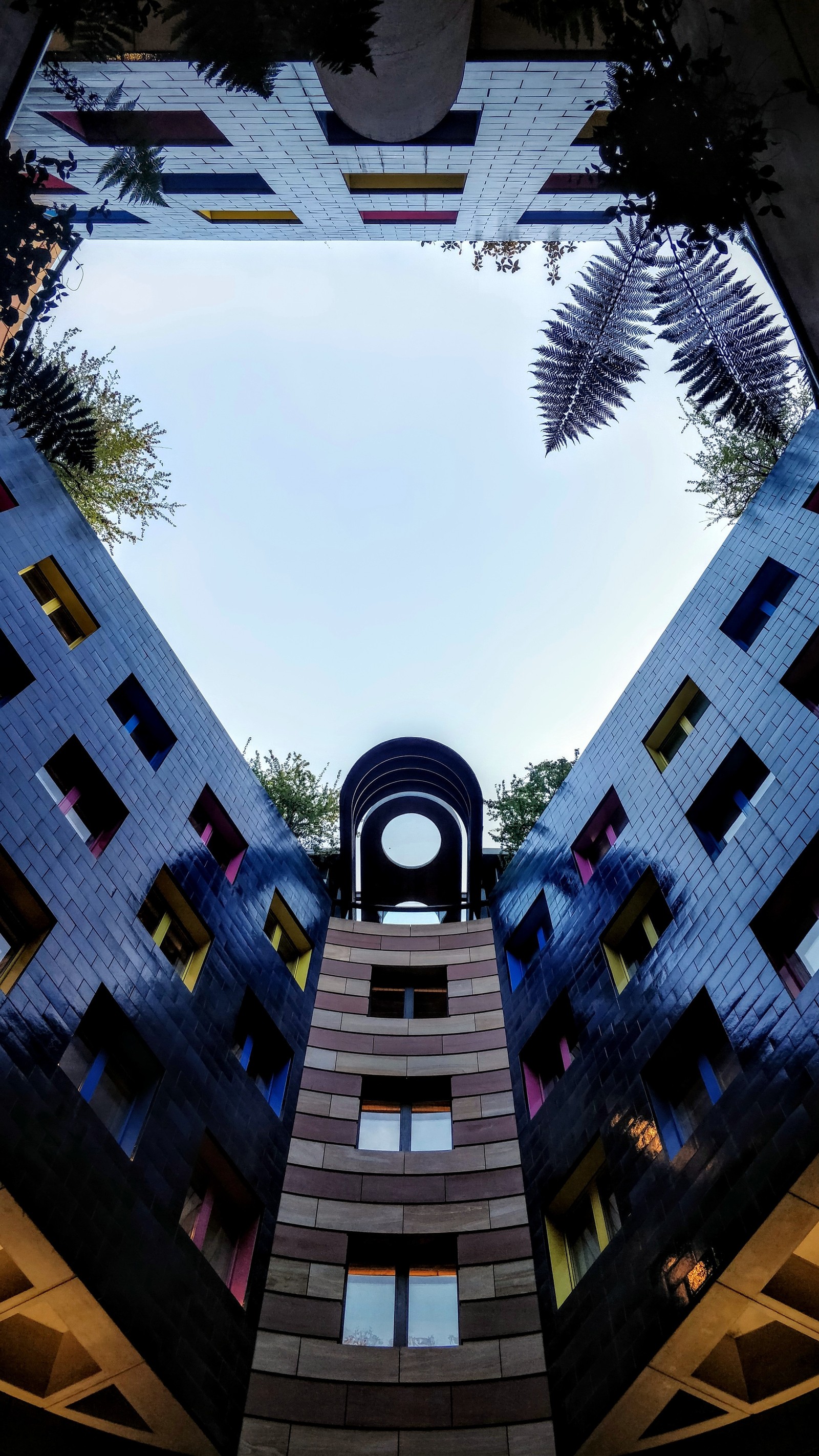 Vista aérea de un edificio con un reloj en la parte superior (ciudad, cielo, reflexión, iluminación natural, diseño)