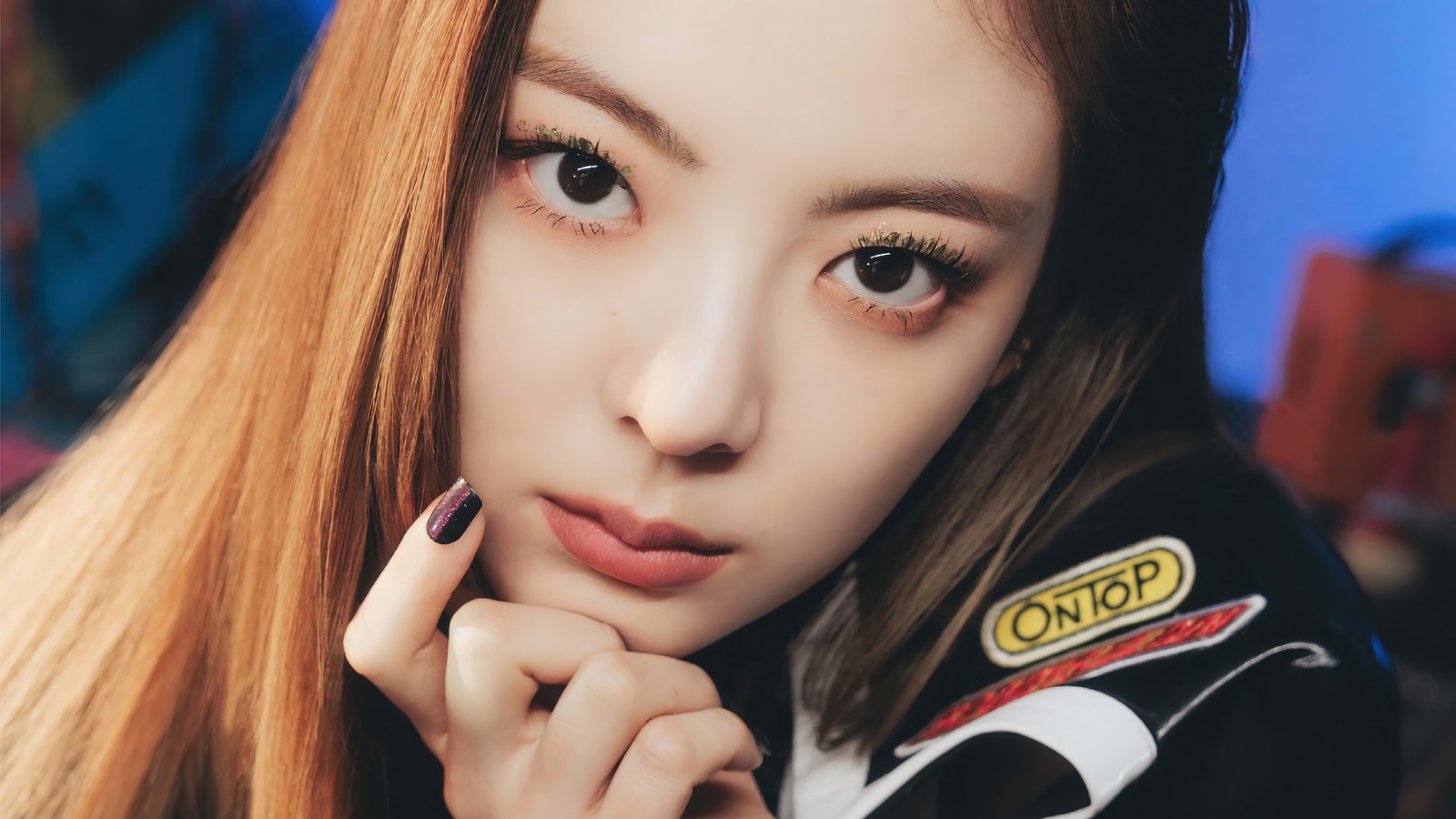 Un gros plan d'une femme avec de longs cheveux et une veste noire (itzy, 있지, kpop, k pop, filles)