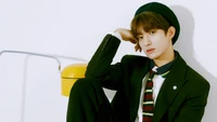 DK de Seventeen dans une pose élégante, mettant en valeur la mode K-pop et le charisme.