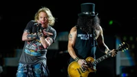 Actuación en vivo de Guns N' Roses con Axl Rose en la voz y Slash en la guitarra durante la gira "Not in This Lifetime".