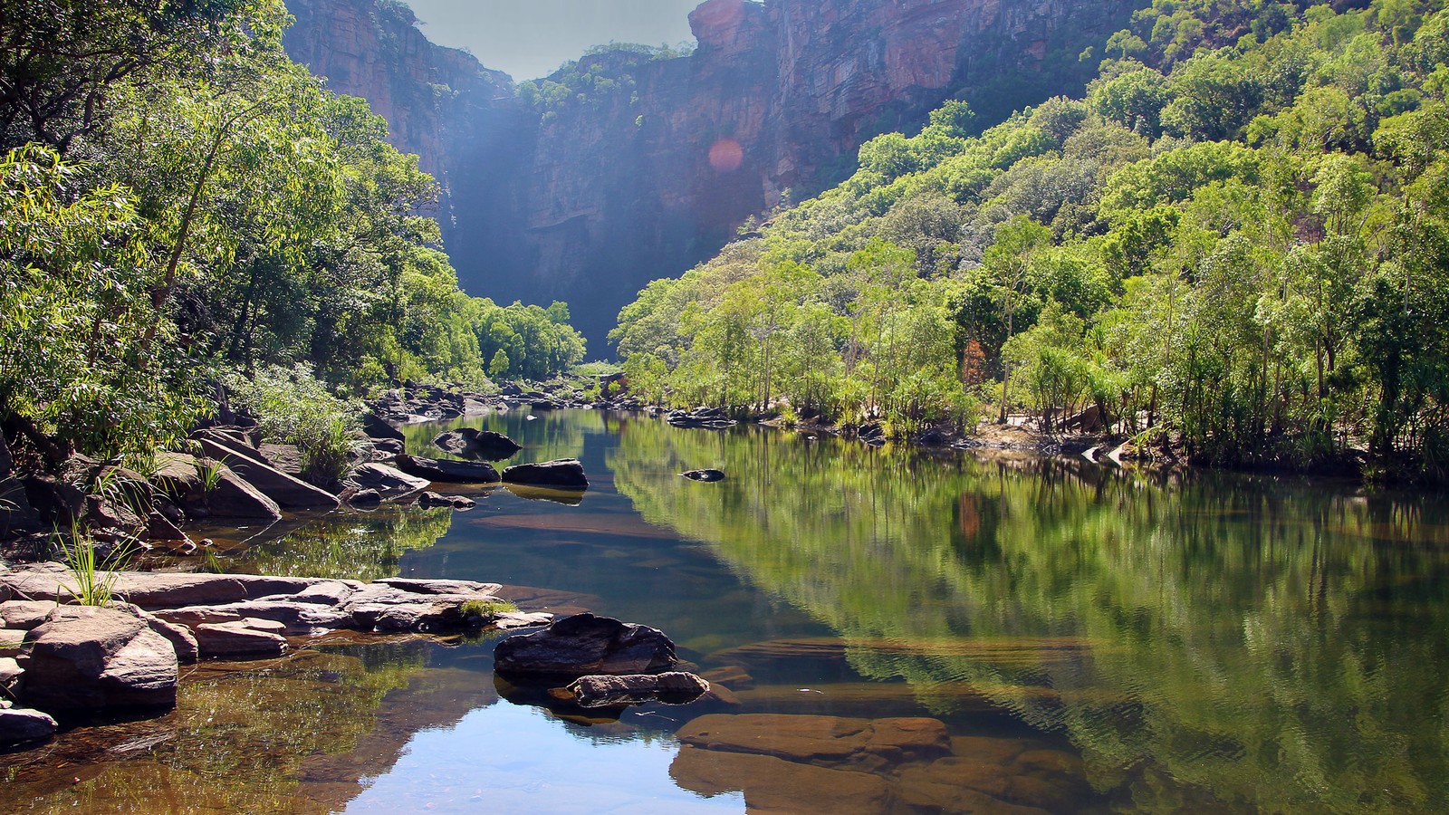 Um rio cercado por pedras e árvores (parque nacional, viagem, natureza, flúmen, água)