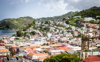 Subúrbio costeiro colorido com casas nas colinas e uma comunidade residencial vibrante.