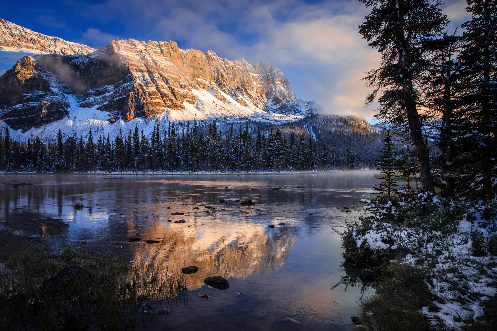 Горы, отраженные в озере со снегом на земле (банф, banff, озеро морейн, парк, национальный парк)