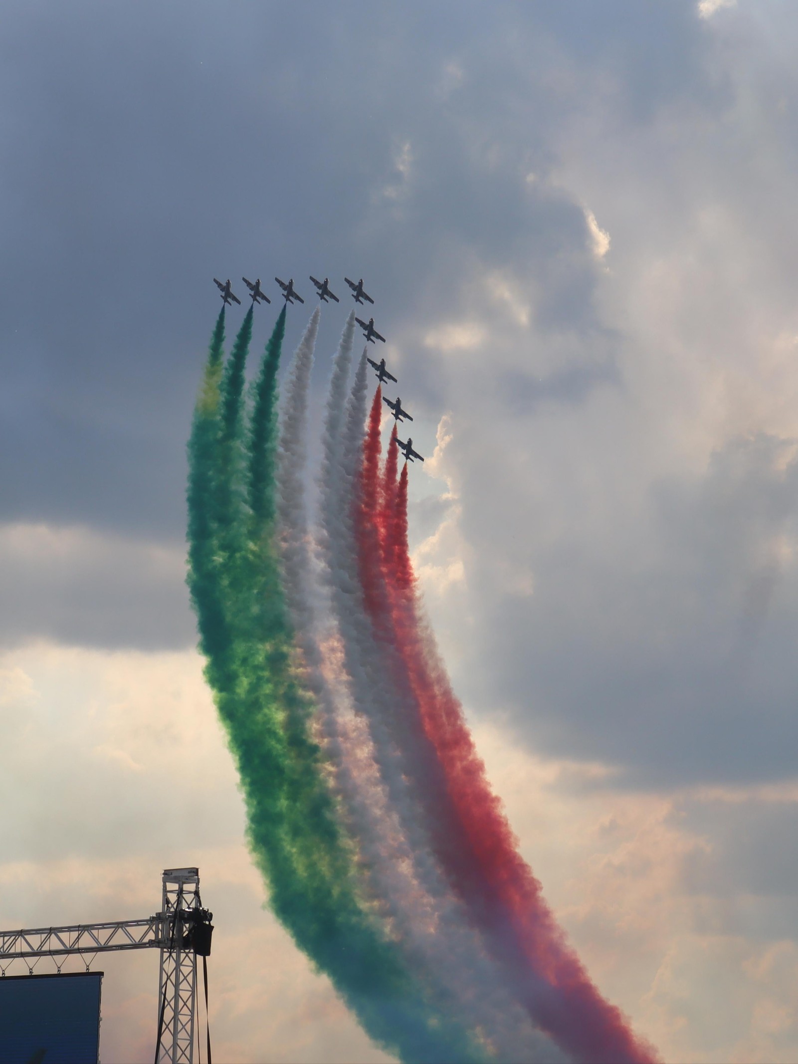 Aeronaves voando em formação com fumaça colorida atrás delas. (nuvem, aeronave, acrobacias, planta, viagem)