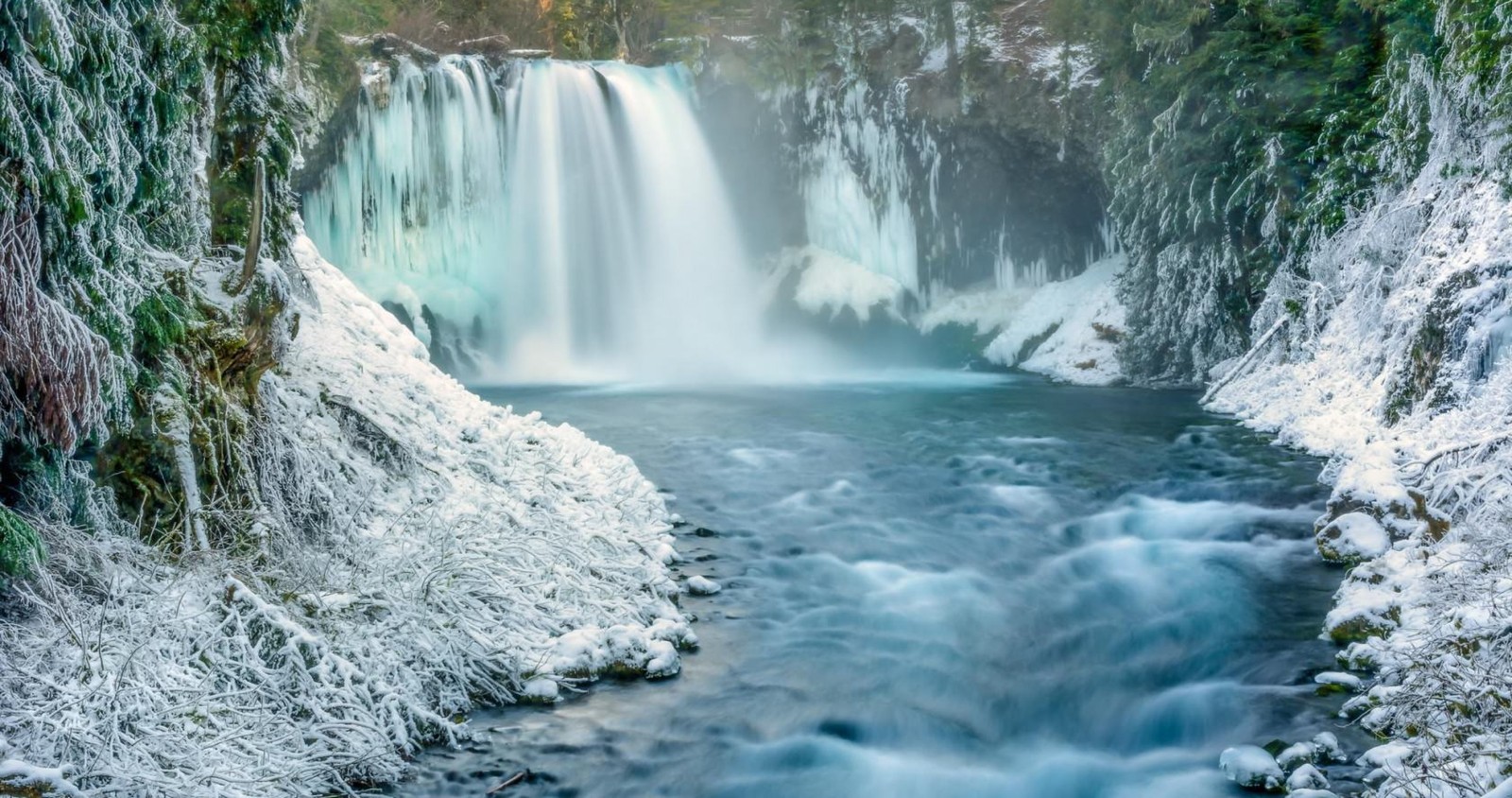 Uma grande cachoeira com uma cachoeira no meio (cachoeira, inverno, recursos hídricos, corpo de água, natureza)