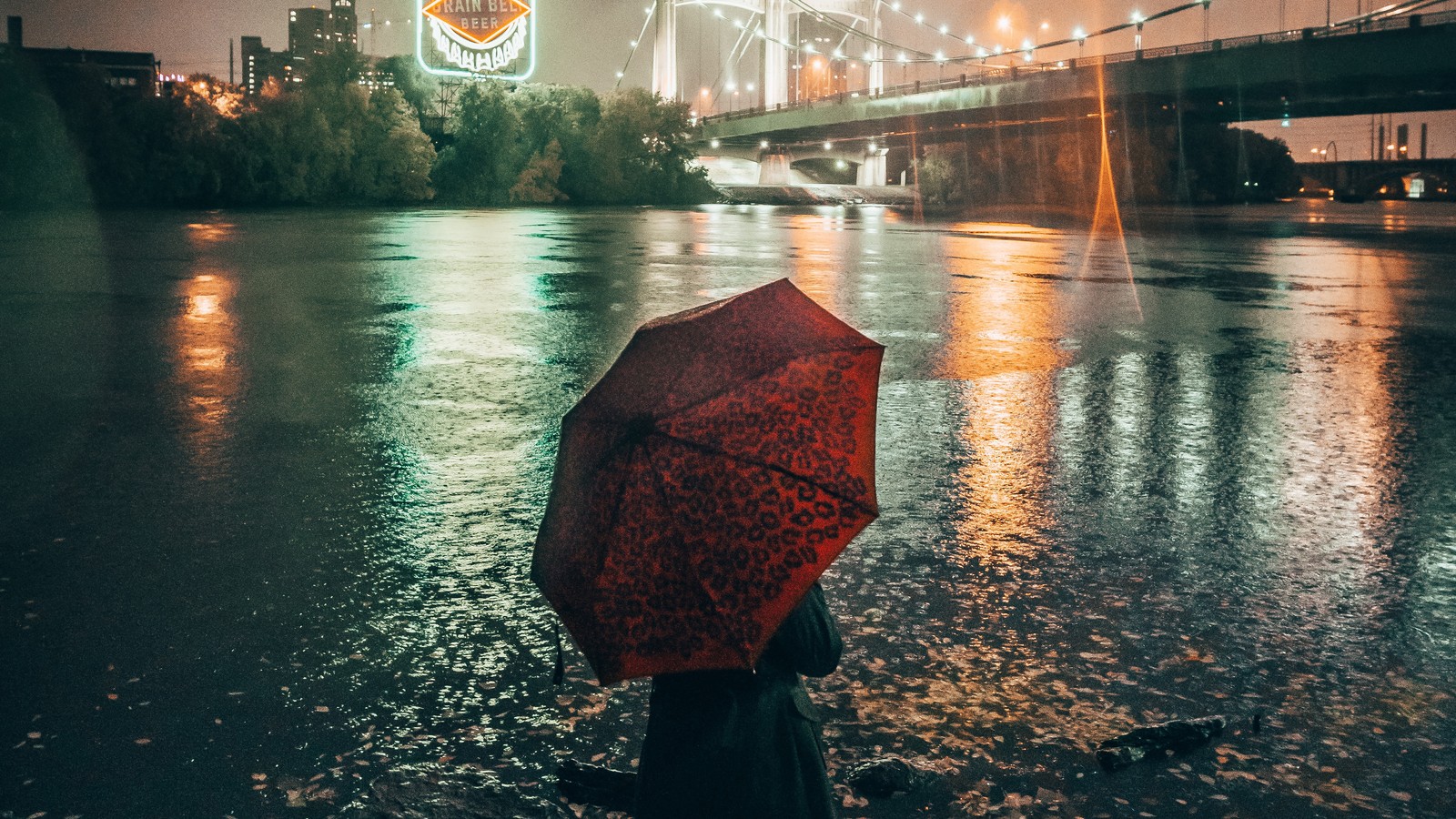 Скачать обои вода, красный, отражение, вечер, городская территория