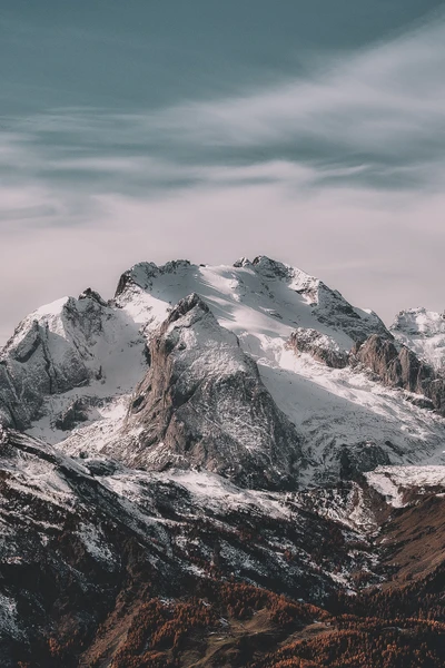 Cumbres de alta montaña cubiertas de nieve bajo un cielo nublado