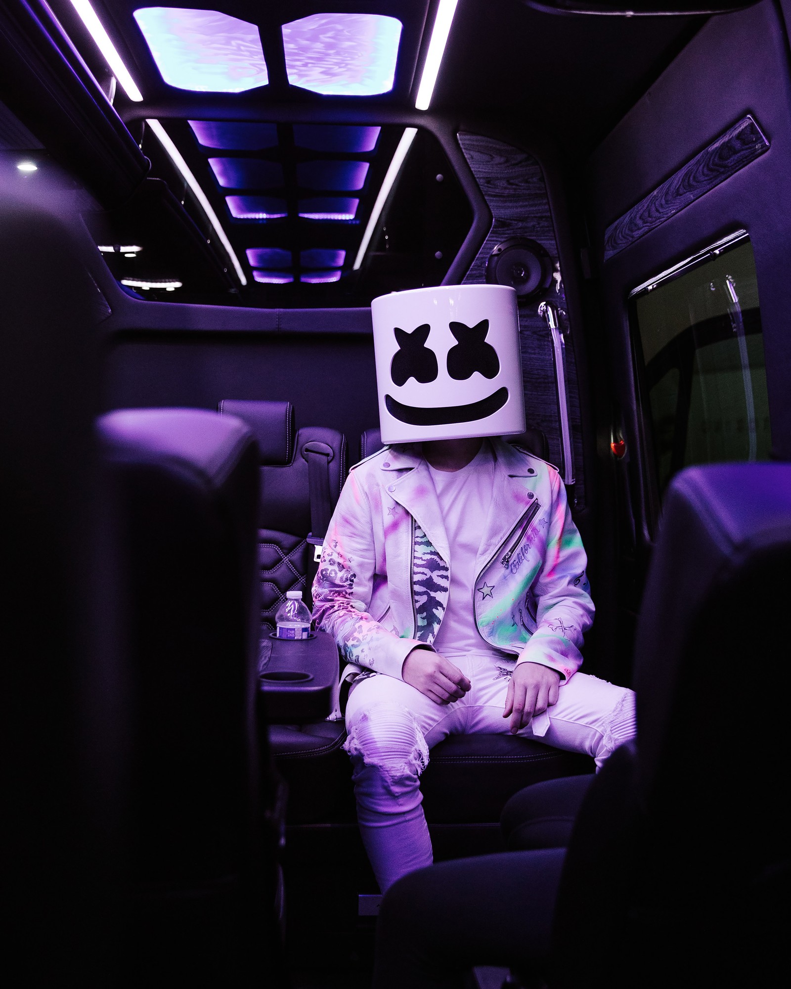 Жираф в белом костюме сидит в автобусе с фиолетовым светом (marshmello, эстетика, американский диджей, фиолетовый, темная эстетика)