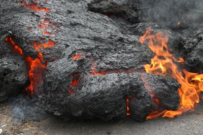 Fluxo de lava fundida: carvão e fogo em paisagem vulcânica