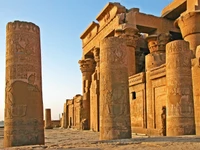 Ruines de temples égyptiens anciens avec des colonnes complexes et des hiéroglyphes