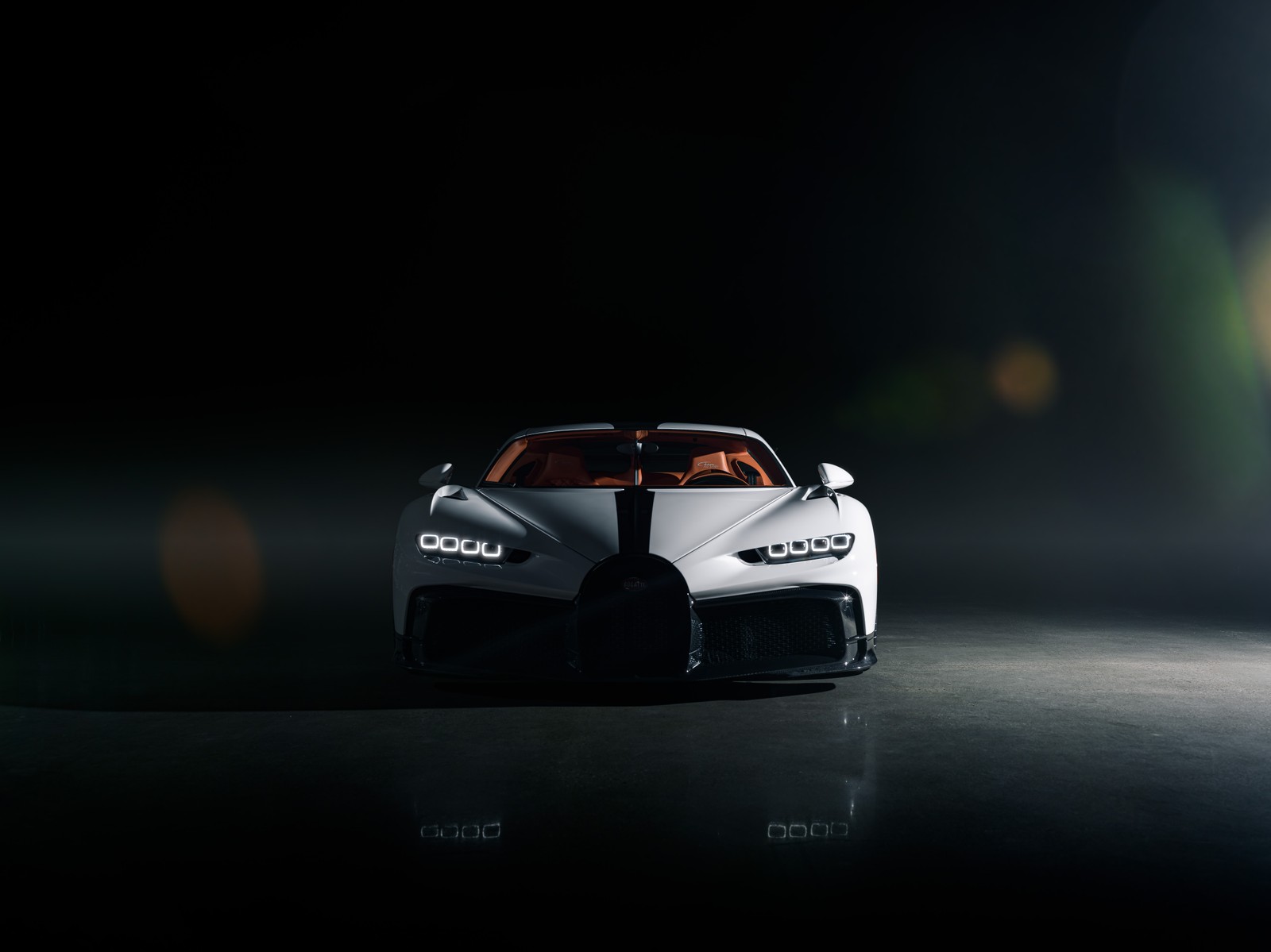 Un primer plano de un coche deportivo blanco en una habitación oscura (bugatti chiron pur sport, estética oscura, 8k, fondo oscuro, 5k)