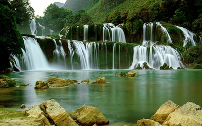 Serener Wasserfall, umgeben von üppiger Vegetation