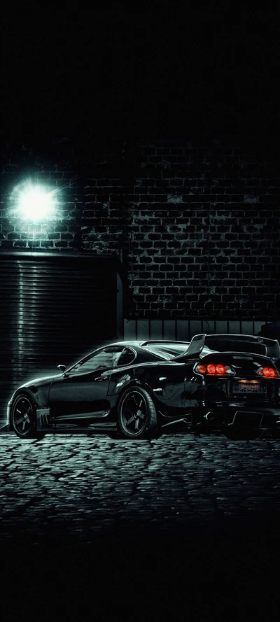 Toyota Supra : Une voiture de sport noire élégante dans un cadre urbain nocturne