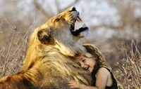 Une fille joyeuse étreint un lion masai rugissant, montrant un lien unique entre un enfant et un puissant prédateur au sommet de la chaîne alimentaire dans la nature.