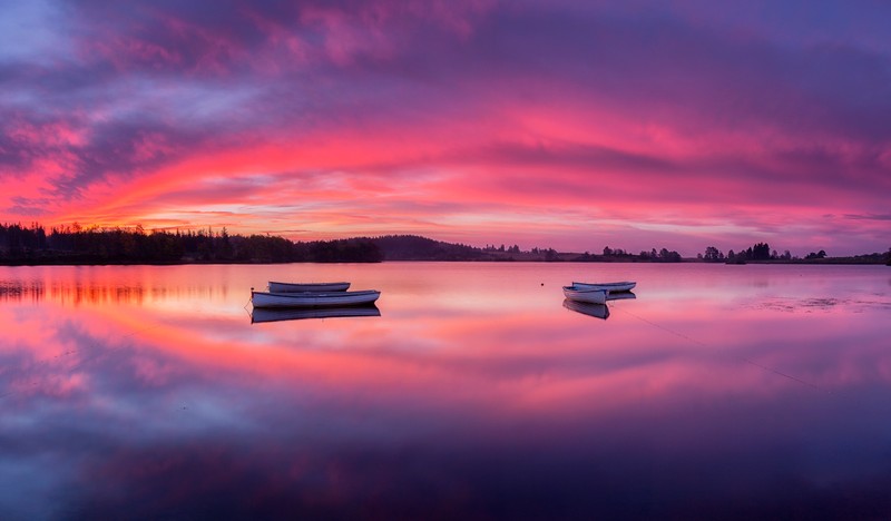 Две лодки стоят на воде на закате с розовым небом (loch lomond, the trossachs national park, зеркальное озеро, восход солнца, лодки)