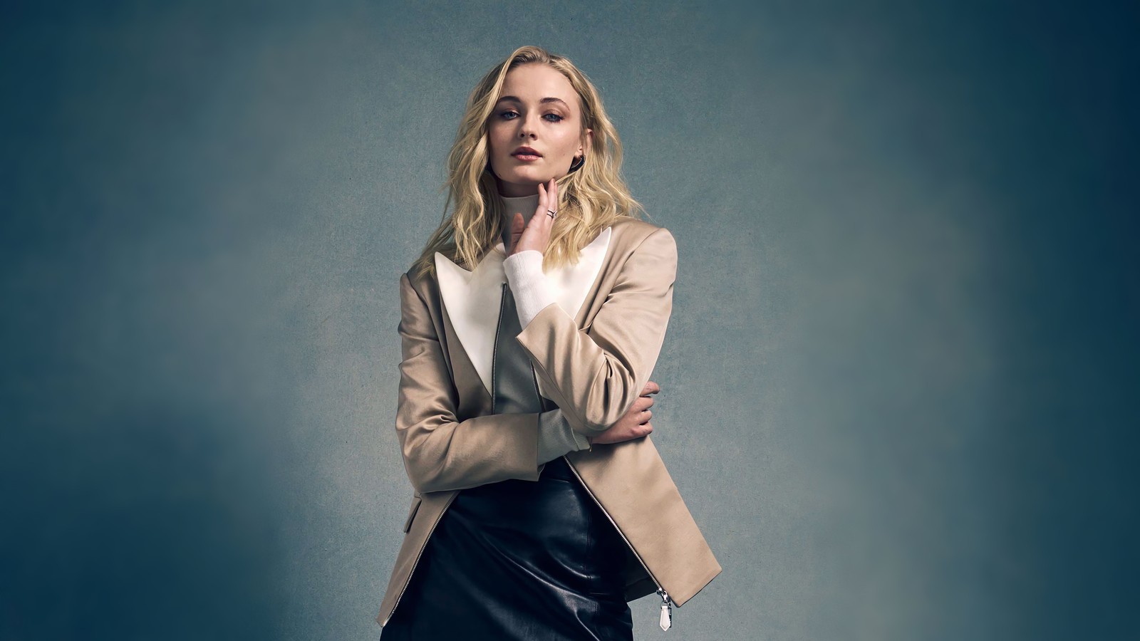 Femme arabe en jupe et veste posant pour une photo (sophie turner, blonde, célébrité, actrice, femmes)