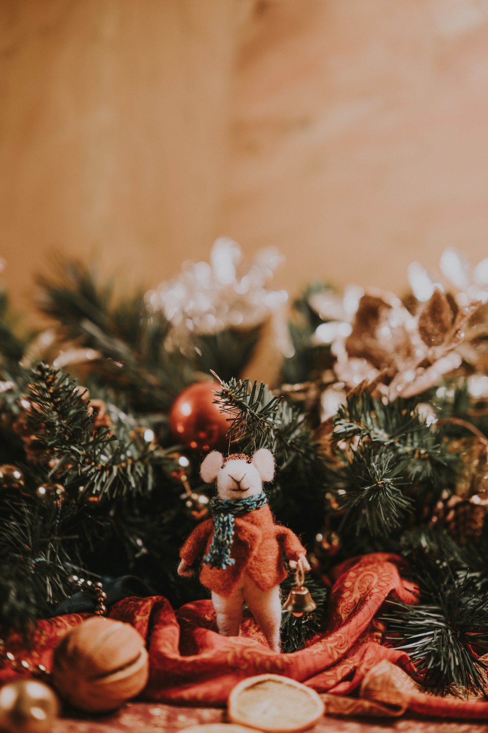 There is a small toy that is sitting on a table (christmas day, christmas ornament, christmas decoration, christmas tree, new year)