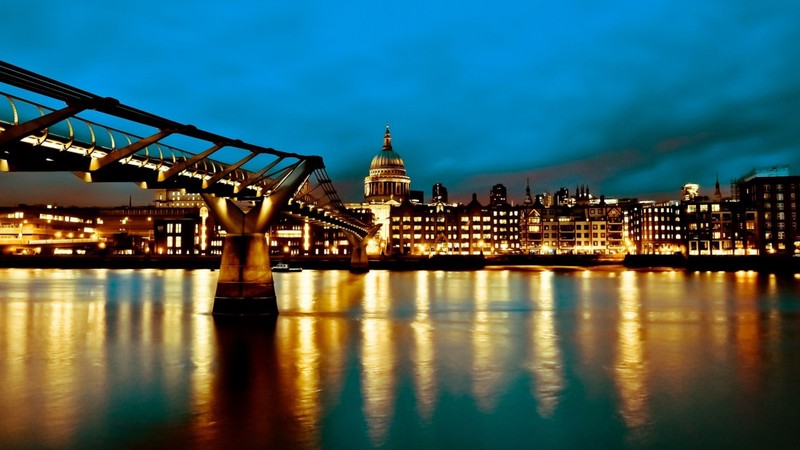 Мост через реку темзу ночью с видом на город лондон (мост миллениум, tower bridge, мост, городской пейзаж, город)