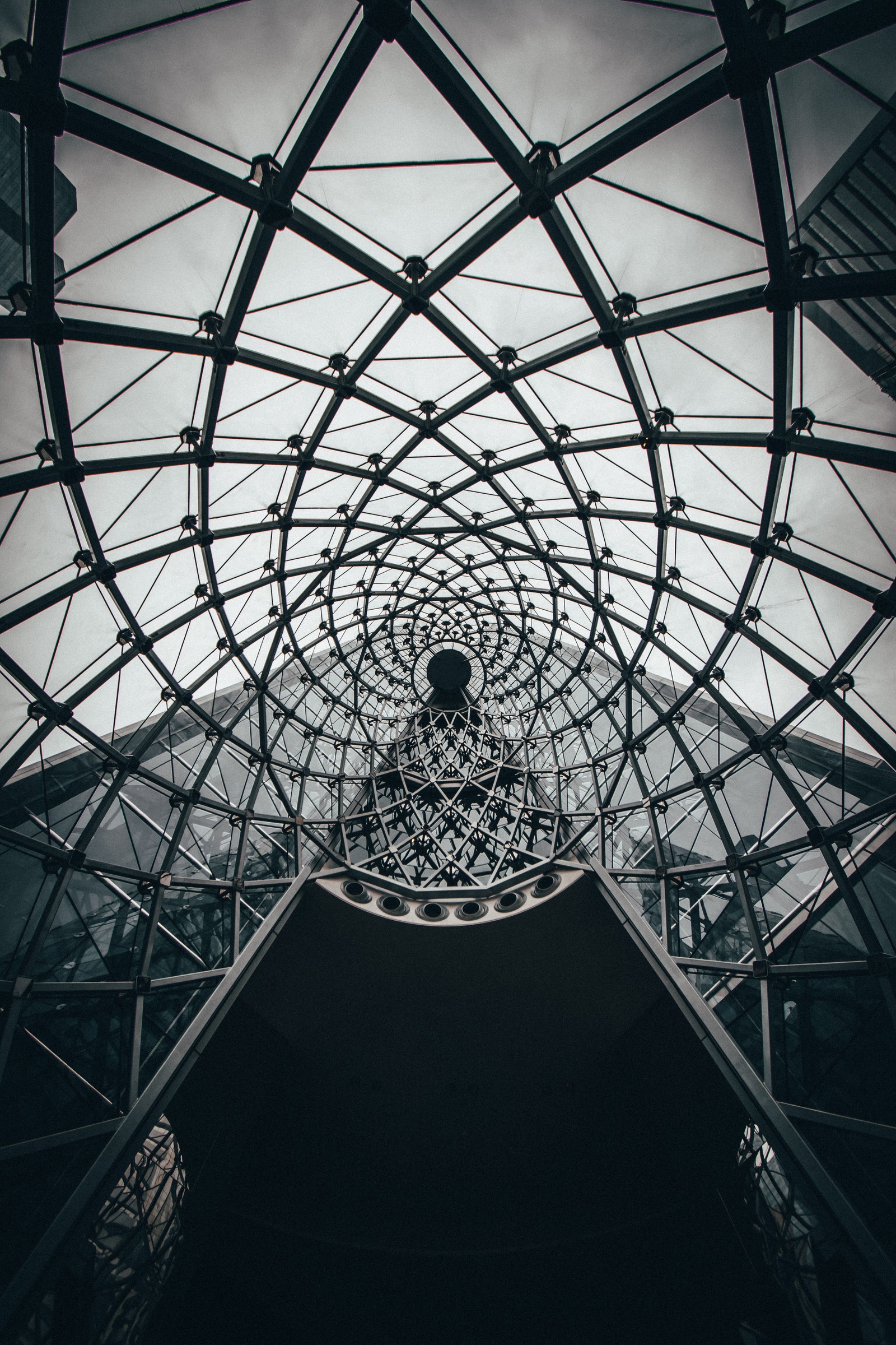 Una vista de un reloj en una estructura de vidrio con un fondo de cielo (arquitectura, diseño, edificio, iluminación natural, ligero)