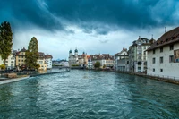 Vista panorámica de un canal con arquitectura histórica bajo un cielo dramático