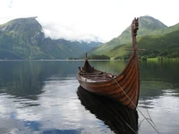 Barco vikingo anclado en un paisaje de fiordo sereno