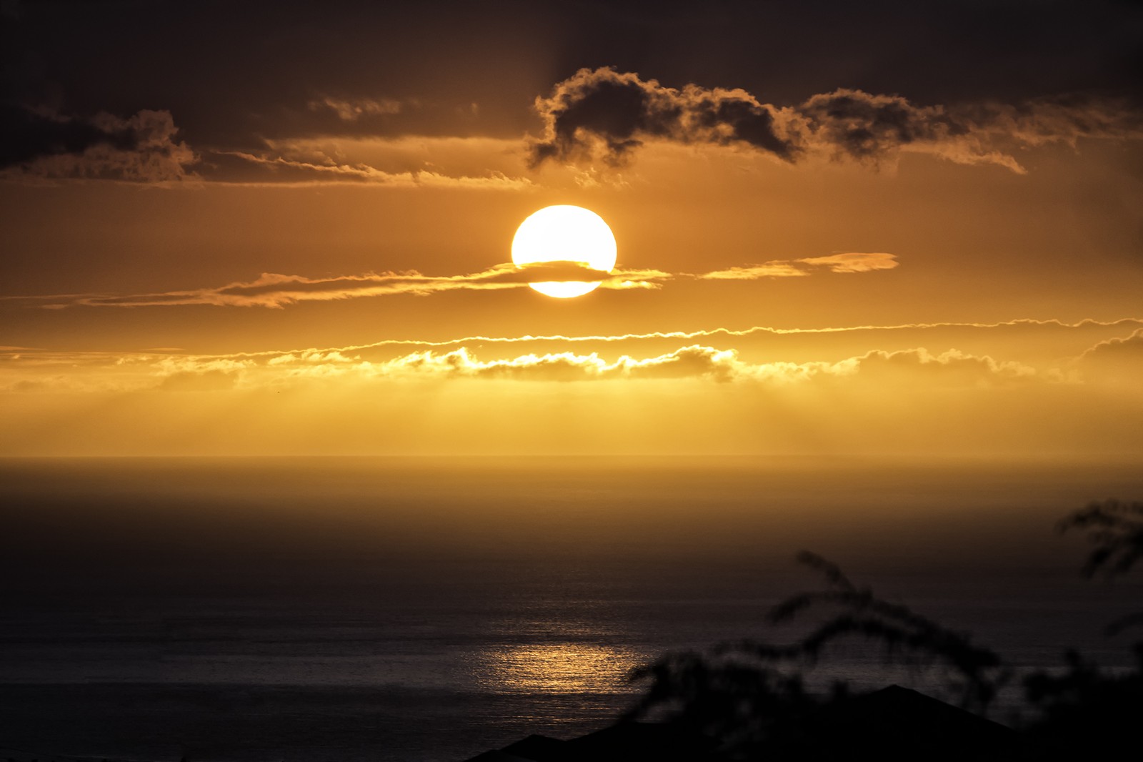 Arafed view of a sun setting over the ocean with clouds (sunset, horizon, sun, sunrise, sea)