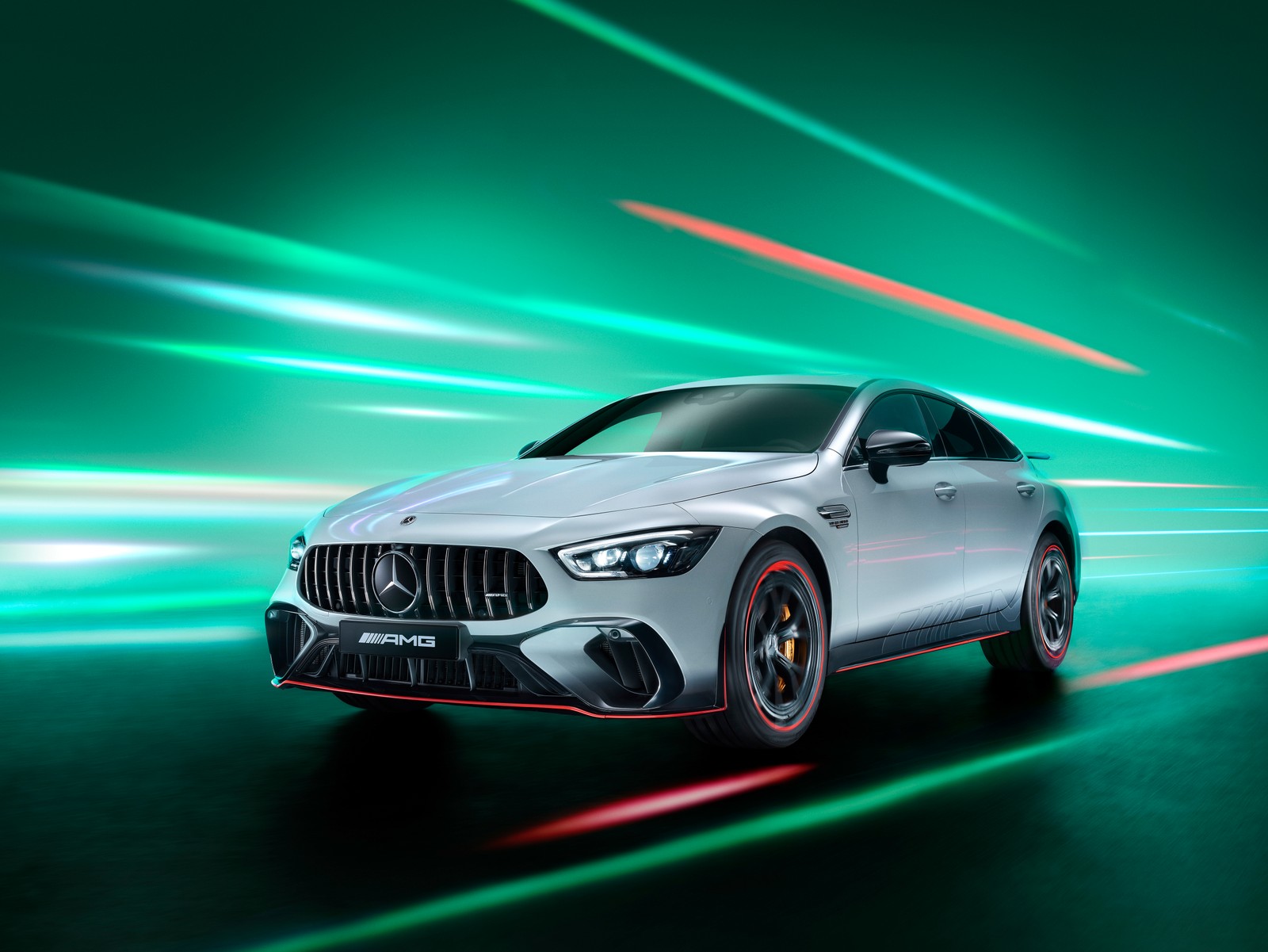 Un mercedes amg gts coupé conduciendo sobre un fondo verde (mercedes amg gt 63 s e performance, coupé de 4 puertas, edición f1, 5k, 2022)