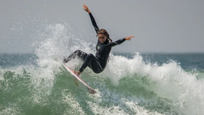 Die Welle reiten: Ein aufregender Moment für Surfer